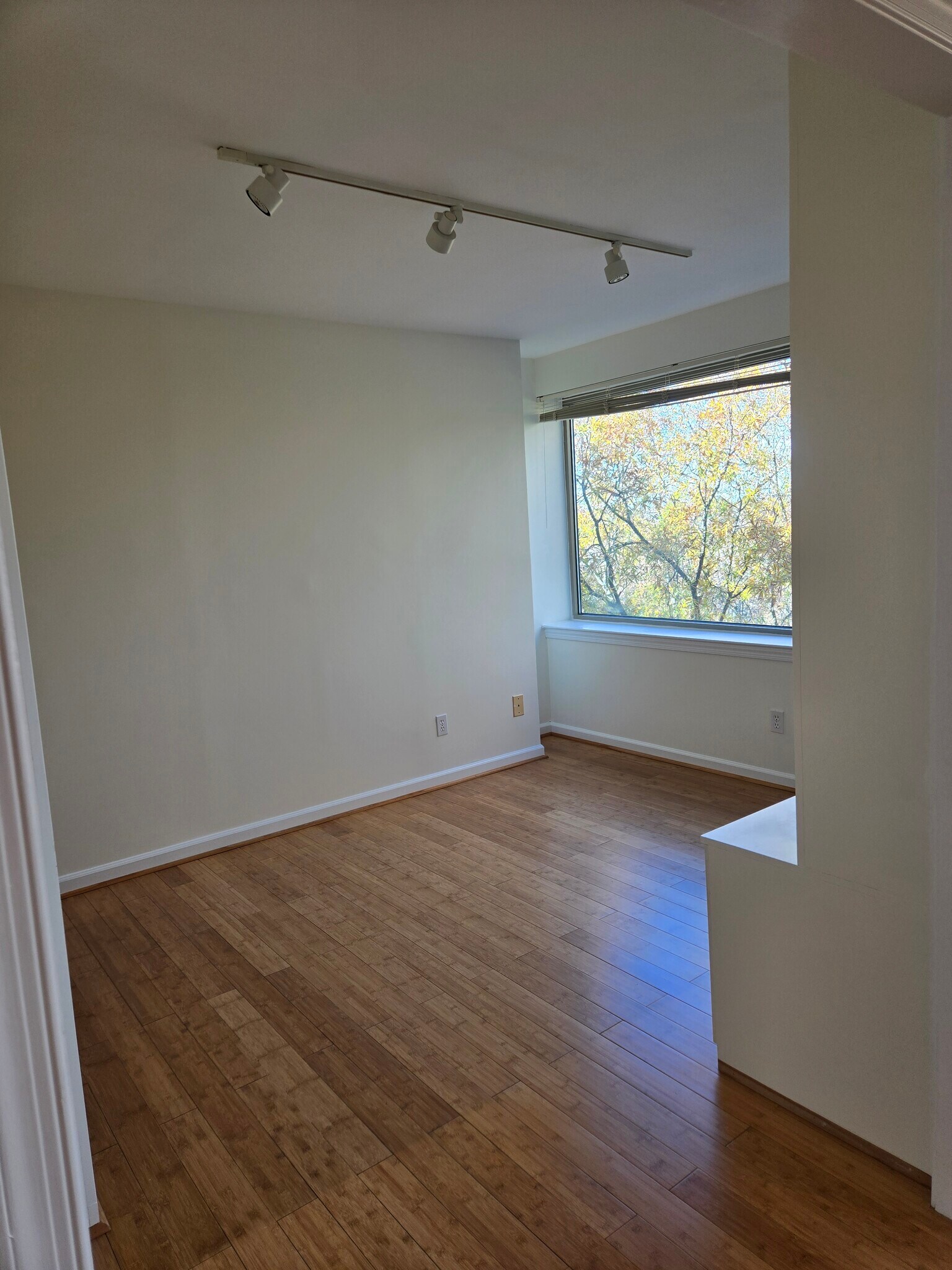 Library- Den - 5450 Whitley Park Ter