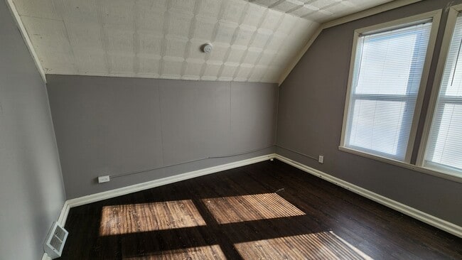 Building Photo - swingmiss