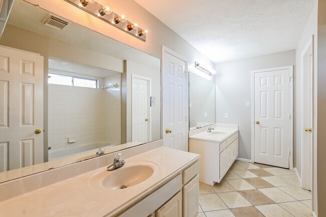 Building Photo - 2634 Vermillion Dr