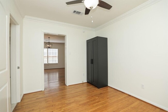 Building Photo - 905 Kern St