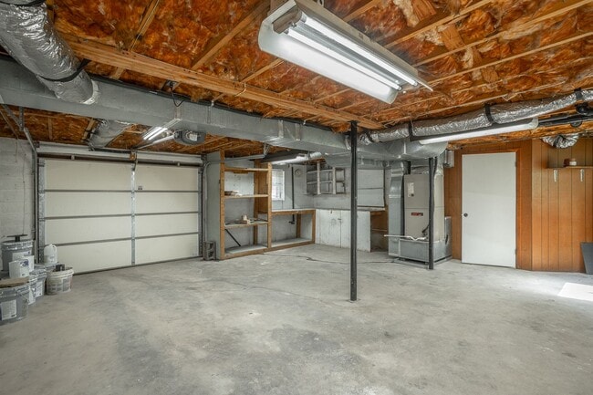 Building Photo - Spacious House in Hixson