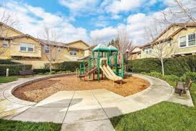 Building Photo - Hampton Village!