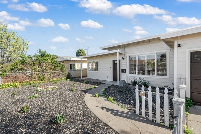 Building Photo - Move-In Ready Gem with Convenient Location