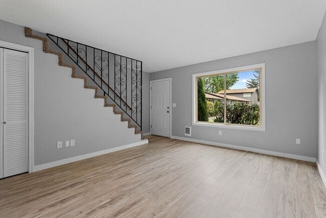 Building Photo - Spacious 2bed/1bath townhome