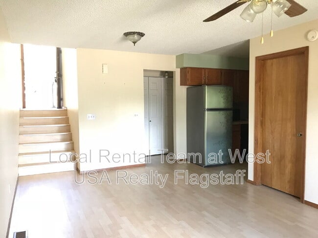Building Photo - 5701 N Villa Cir