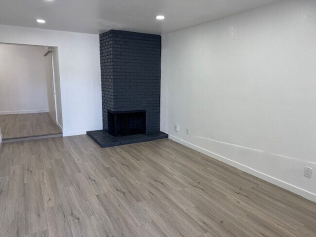 Building Photo - 401-403 Elizabeth Way