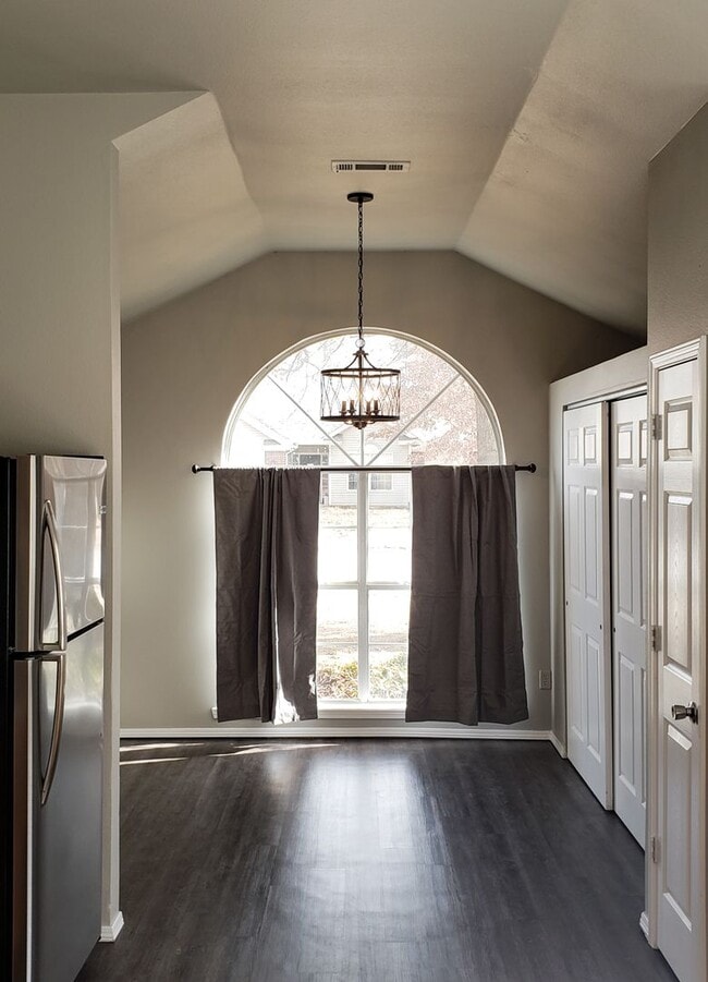 Building Photo - Great 4 Bedroom 2 Bath home and fenced yard!!!