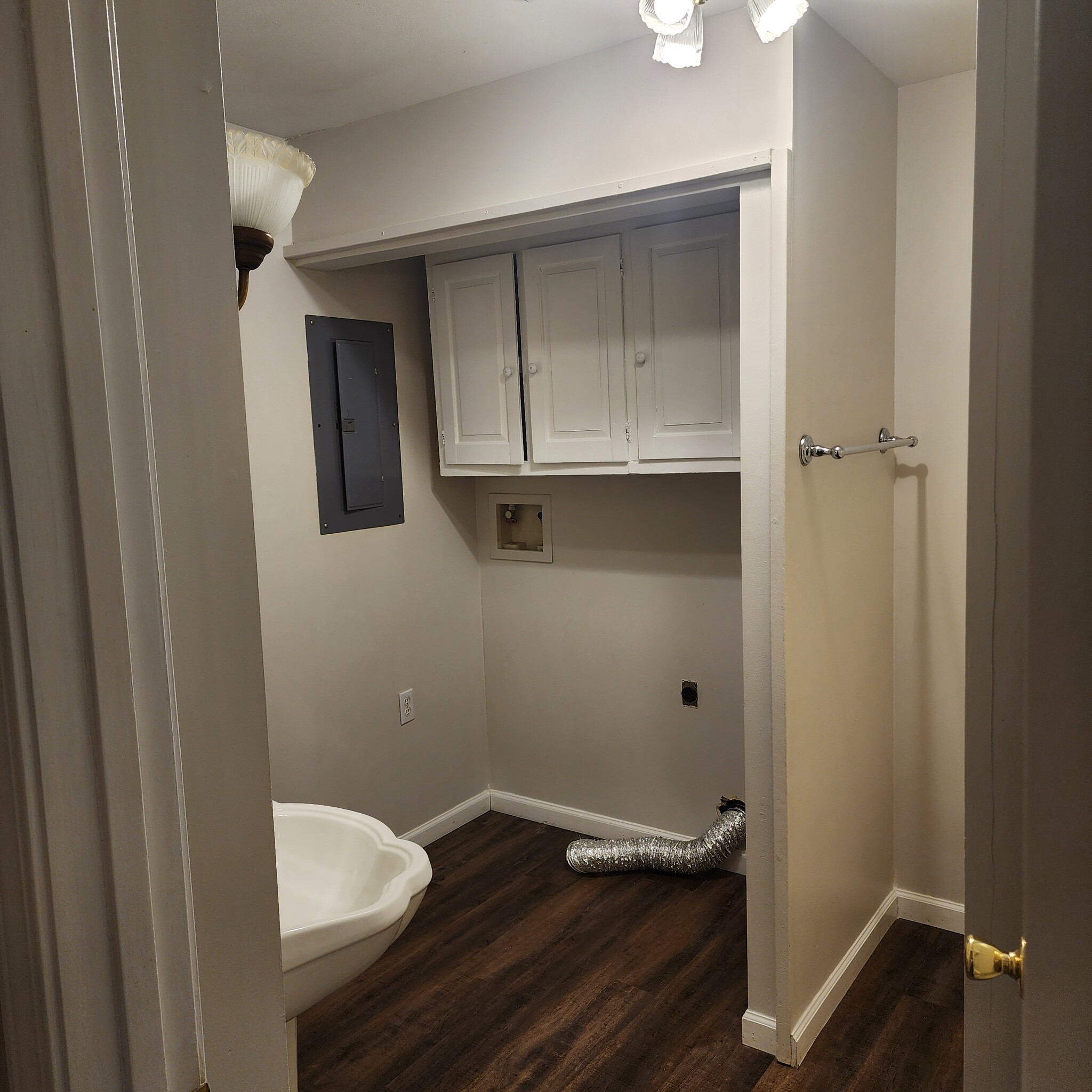 Laundry - Bath - 878 N Base Rd