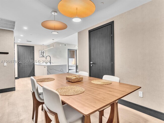 Building Photo - 1300 Brickell Bay Dr