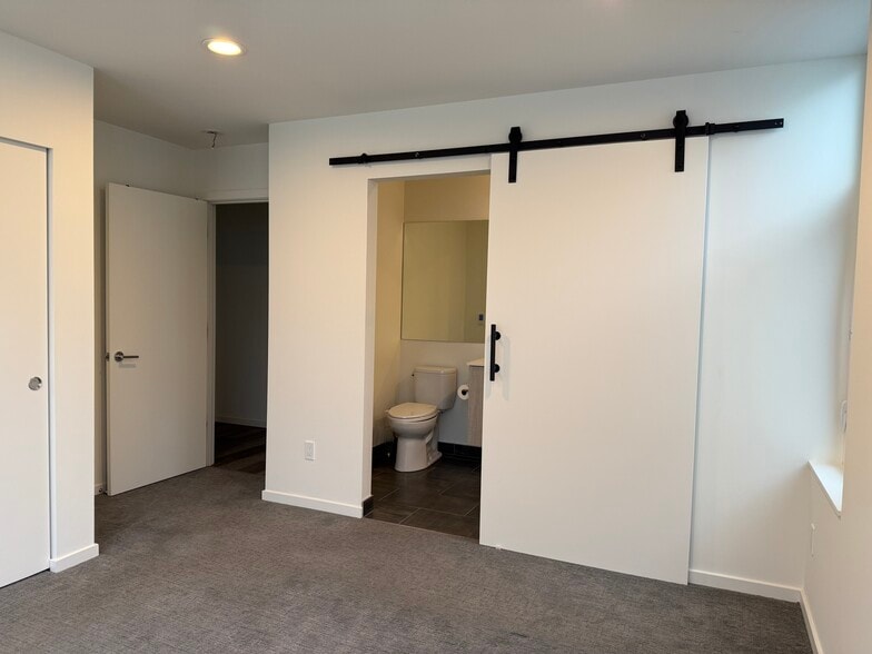 Building Photo - 2320C 15th Ave S