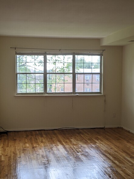 Living/Dining Room - 336 College Dr