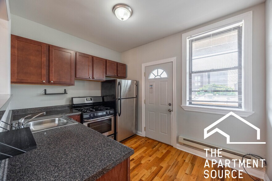 Building Photo - 4418 N Wolcott Ave