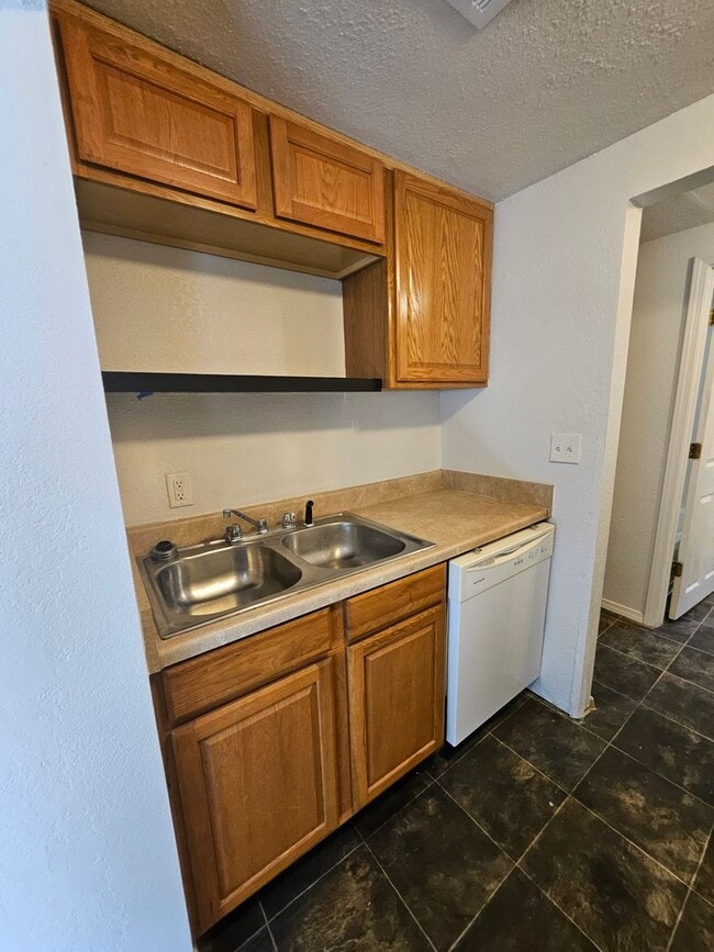 Building Photo - Cute little 2 bedroom with a big yard!