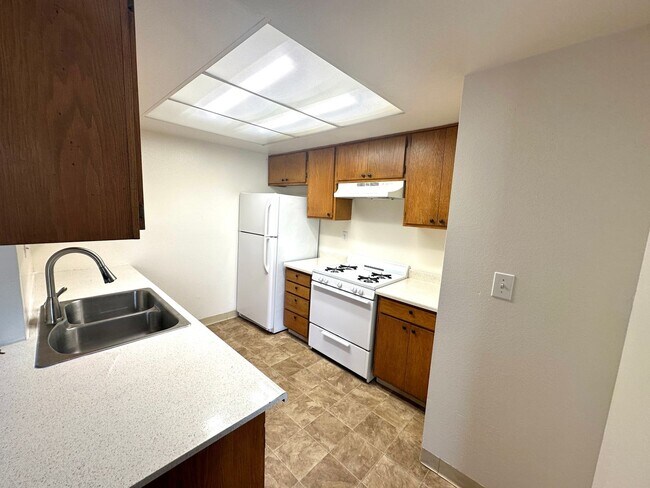 Building Photo - Spacious, bright and HUGE 2bd/1ba + 2 park...