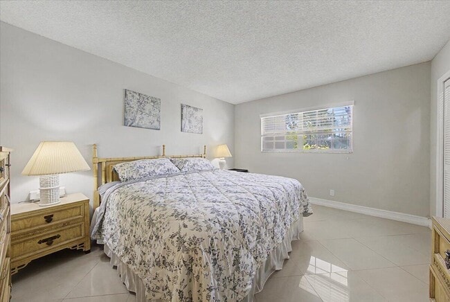 Building Photo - 2701 S Palm Aire Dr