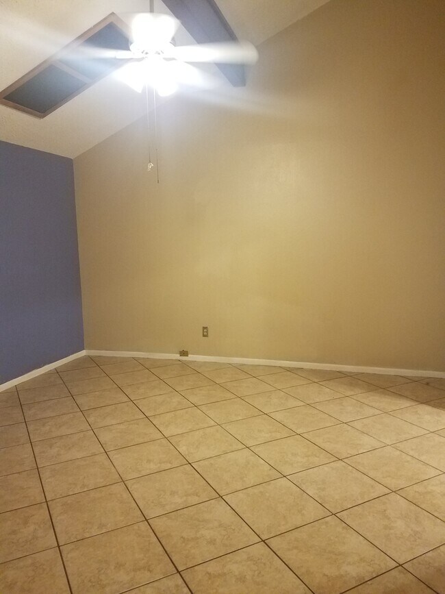 Building Photo - 3/2 Southside Home-Behind Athletic Club