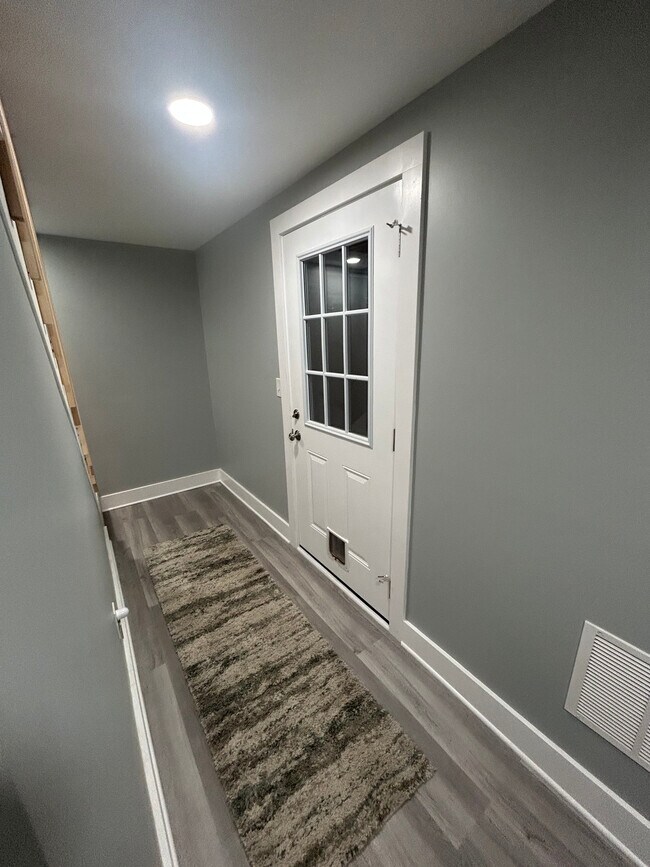 Building Photo - 44 Maple Ave