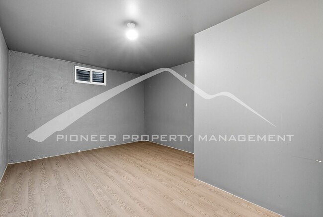 Building Photo - Spacious Home with Washer/Dryer and Fenced Yard