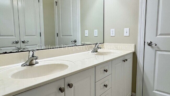 Building Photo - 8854 Plantation Landing Dr