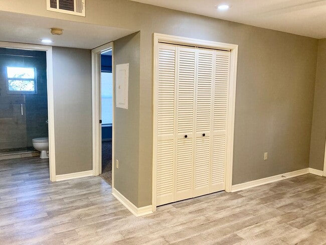Building Photo - 2 bedroom, 2 bath ground level condo with ...