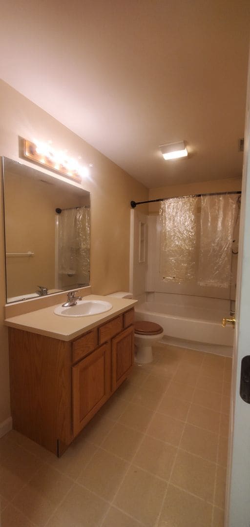 Building Photo - Large 5 bedroom 3 bathroom home!