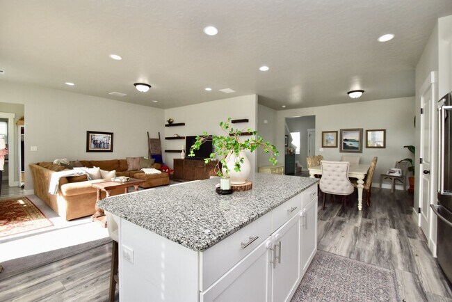 Building Photo - Spacious 5 Bed in Herriman Home in Prime Location!
