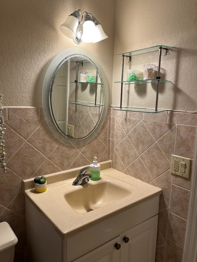 Building Photo - 10385 N Kendall Dr