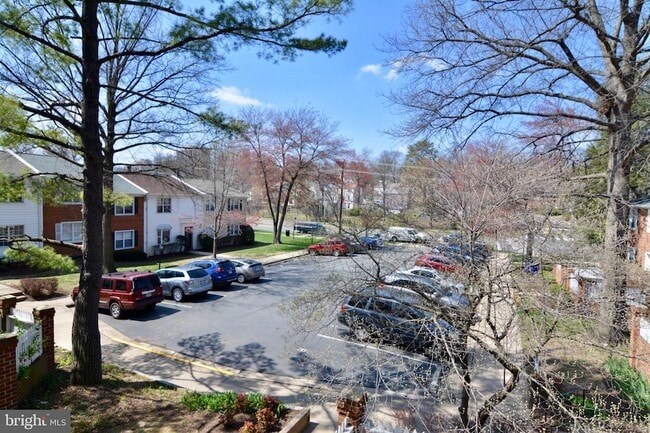 Building Photo - 2627 S Walter Reed Dr