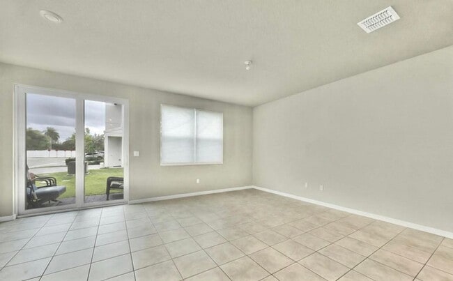 Building Photo - 3550 San Bernardino Wy