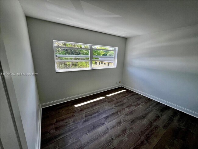 Building Photo - 1958 Monroe St