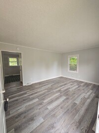 Building Photo - Newly Remodeled 2 bedroom