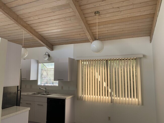 Building Photo - 2493 1/2 S Barrington Ave