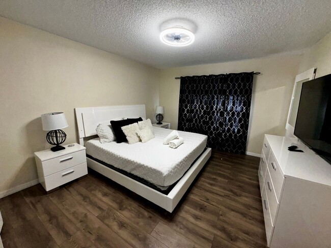 Building Photo - STUNNING Emerald Island Resort 5 bedroom 4...