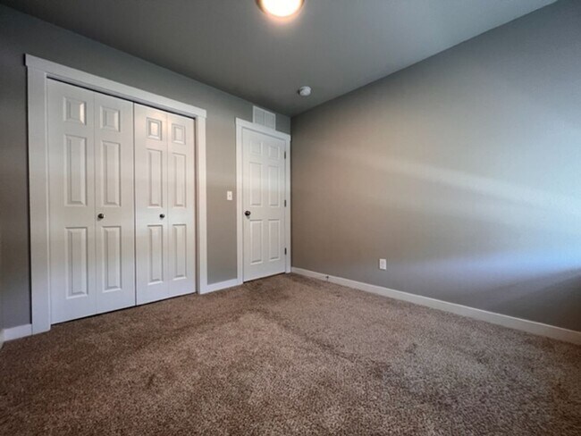 Building Photo - Beautiful Home Tucked In A Great Neighborhood