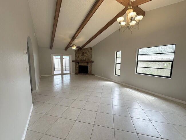 Building Photo - "Charming 2-Bed, 2-Bath Oasis in Vibrant T...