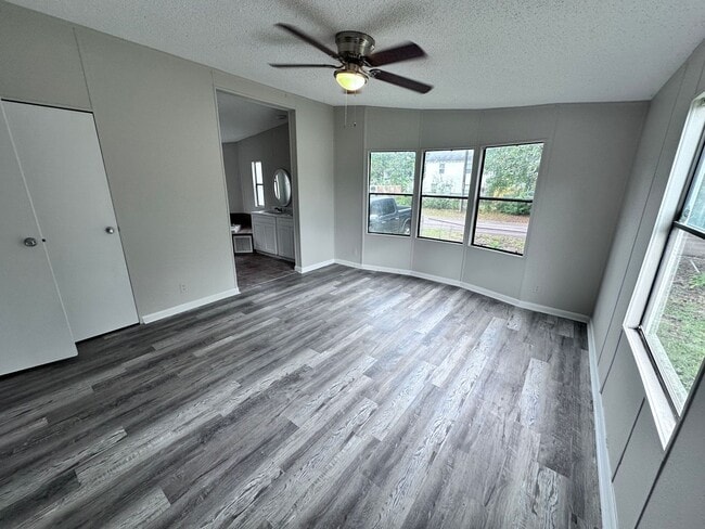Building Photo - ***HOLIDAY SPECIAL NO RENT FOR DECEMBER*** Beautiful Fully Remodeled Home with Large Yard and Pri...