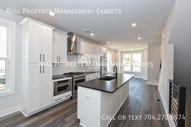 Building Photo - 2140 Terwilliger Terrace