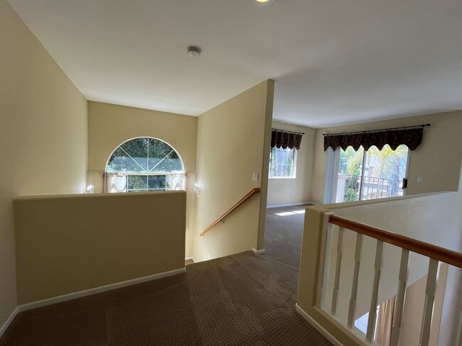 Building Photo - MOVE-IN READY 3BR w/loft, family room + du...