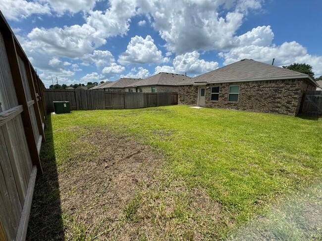 Building Photo - Three Bedroom | Two Bathroom Home in Rose ...