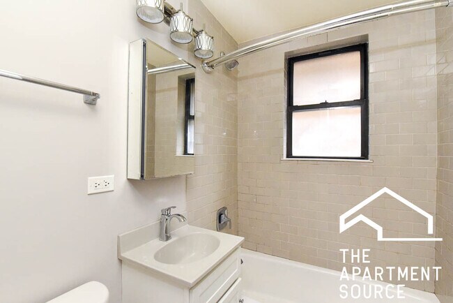 Building Photo - 827 W Lakeside Pl