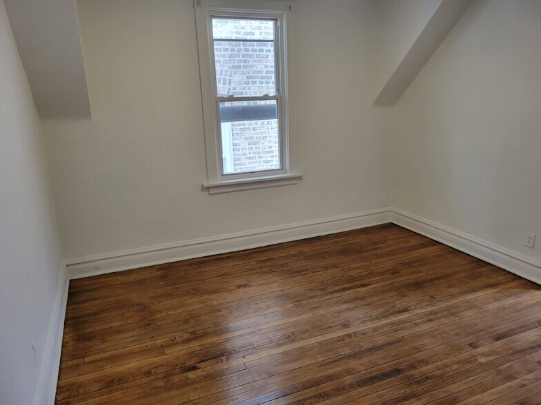 Building Photo - 2320 W Eastwood Ave