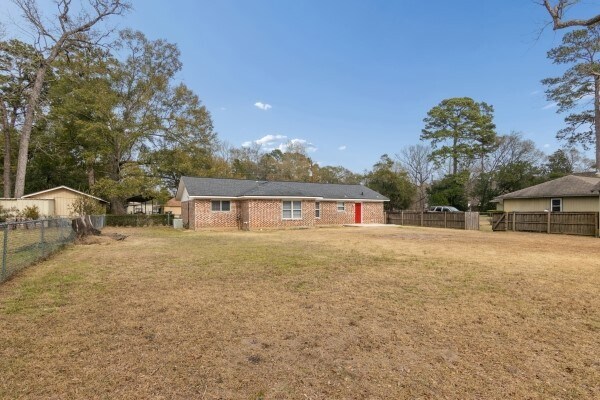 Building Photo - 407 Holly Ln