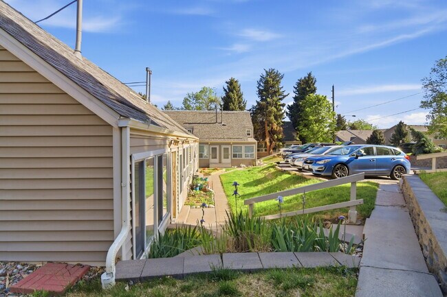 Building Photo - $1,540.95- 1 Bed, 1 Bath Lofted Apartment in Lakewood with Central AC!