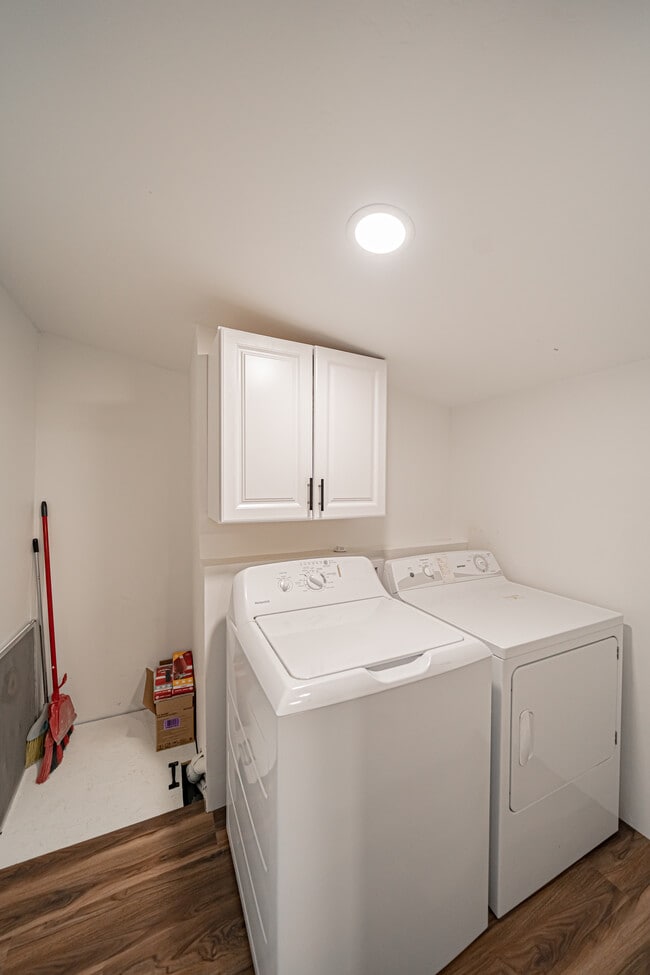 Building Photo - 454 Iona St