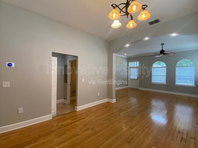 Building Photo - 332 E Kaley St