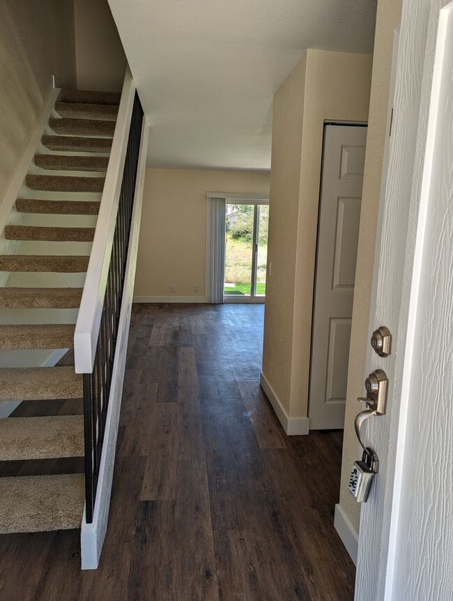 Building Photo - Upgraded 2 Story 2 Bed/1.5 Bath Condo