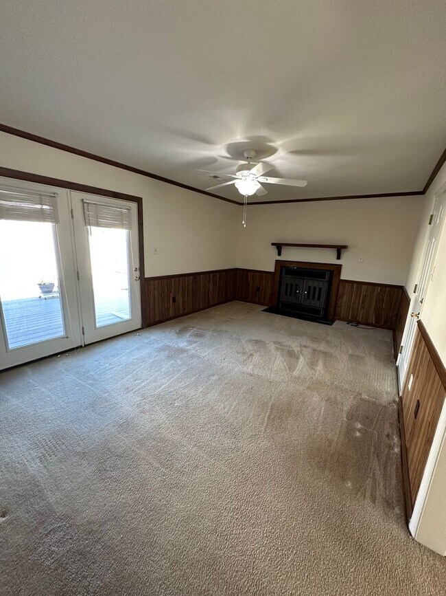 Building Photo - Located in Close Proximity to City Center.