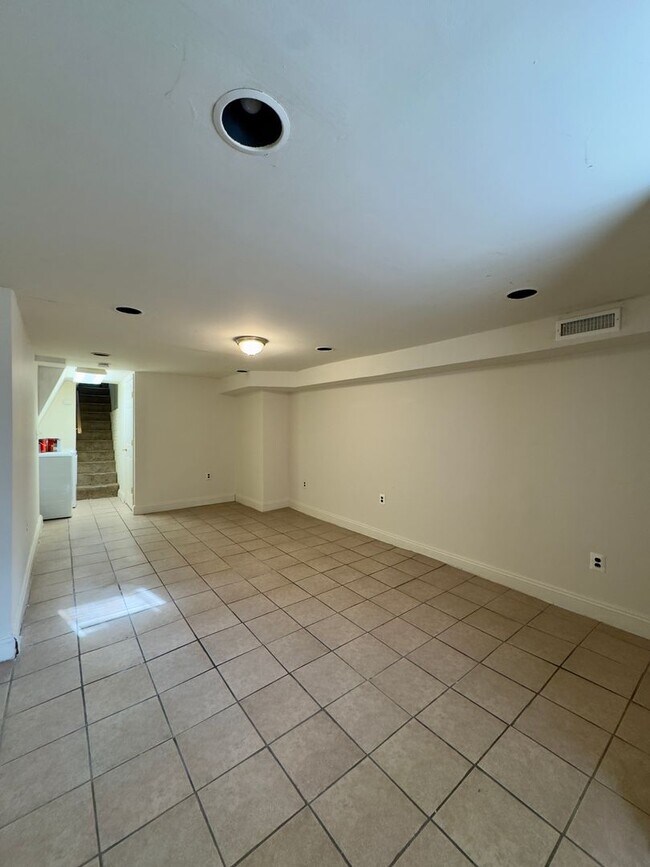 Building Photo - Large Four Bedroom Townhome in Pigtown