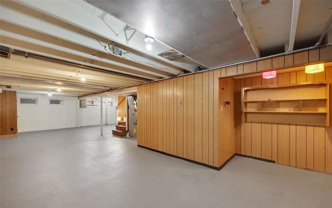 Building Photo - 713 Ave H