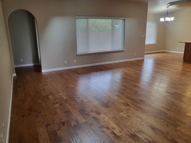 Building Photo - 3 bed 2 bath Home for Rent in Grants Pass